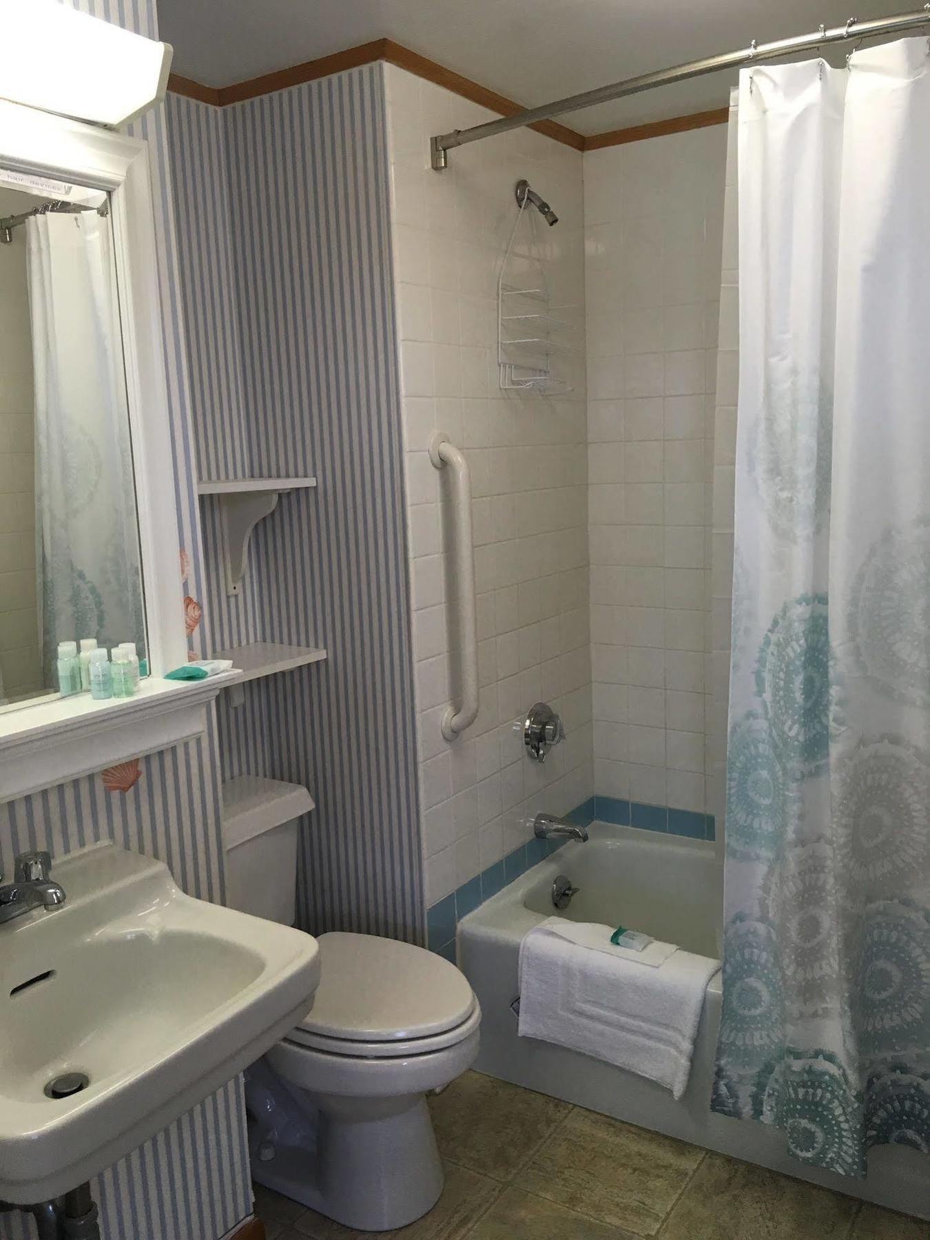 East Harbour Motel Провинстаун Экстерьер фото